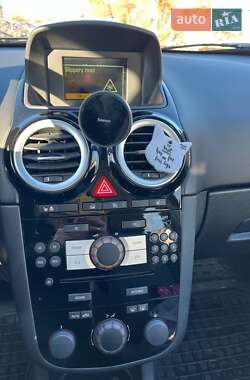 Хэтчбек Opel Corsa 2010 в 