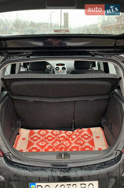 Хэтчбек Opel Corsa 2011 в 