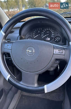 Хэтчбек Opel Corsa 2004 в 