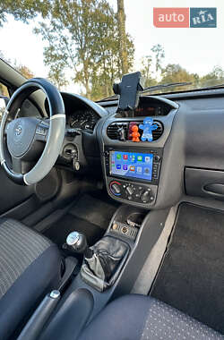 Хэтчбек Opel Corsa 2004 в 