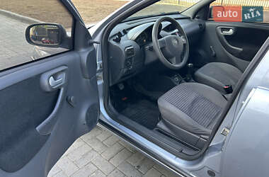 Хэтчбек Opel Corsa 2003 в 