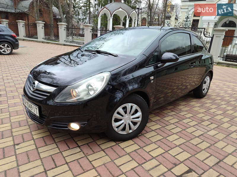 Хэтчбек Opel Corsa 2010 в Киеве