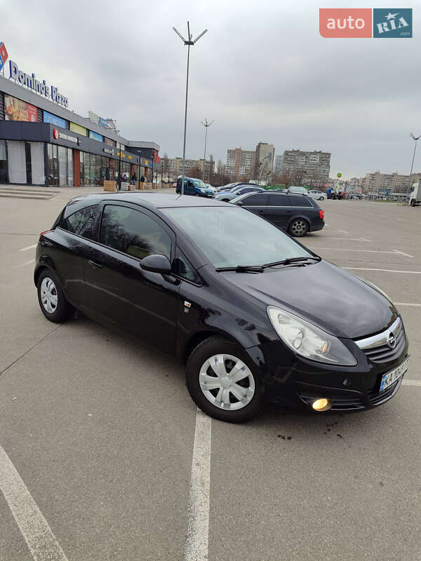 Хэтчбек Opel Corsa 2010 в Киеве