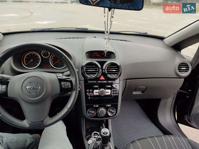 Хэтчбек Opel Corsa 2010 в Киеве