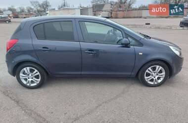 Хэтчбек Opel Corsa 2010 в 