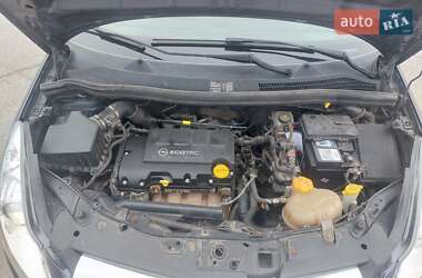 Хэтчбек Opel Corsa 2010 в 
