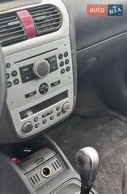 Хэтчбек Opel Corsa 2005 в 