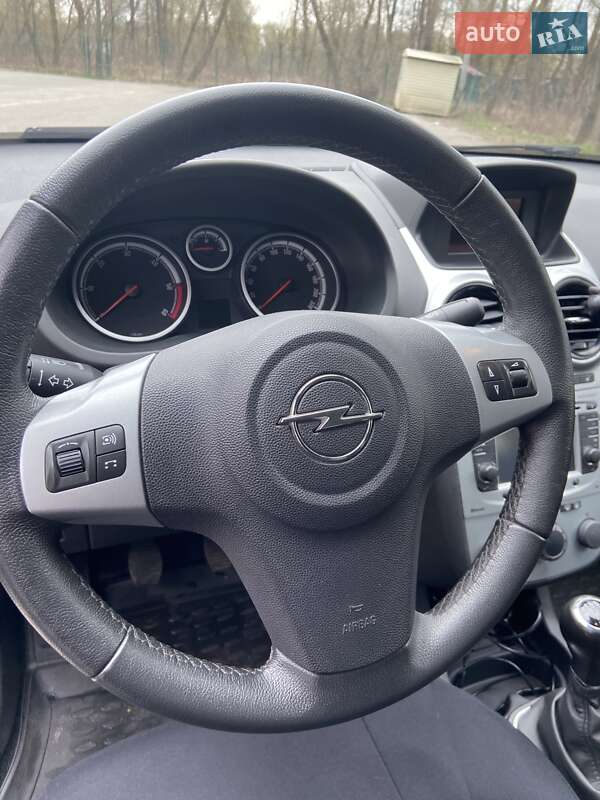 Хэтчбек Opel Corsa 2013 в Чернигове