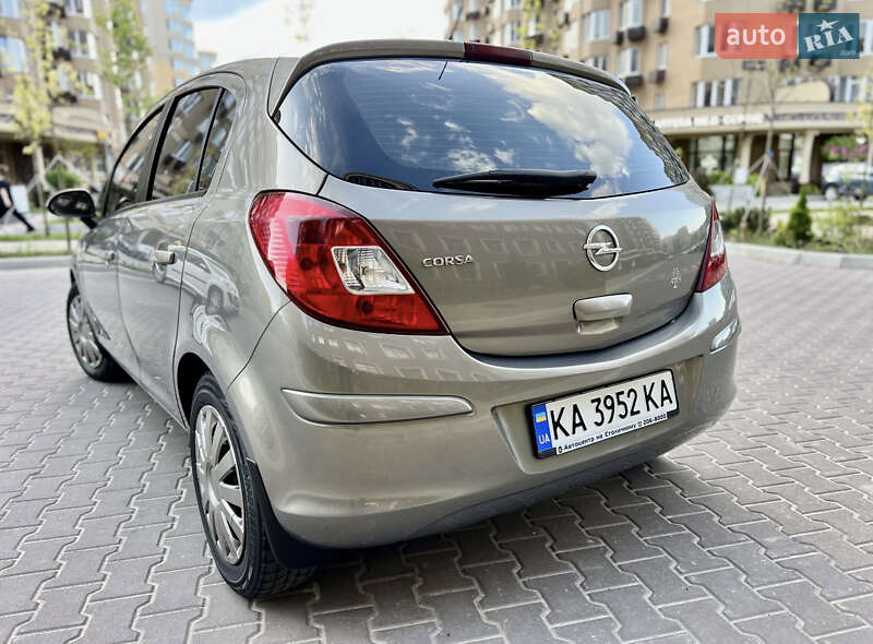 Хэтчбек Opel Corsa 2012 в Сумах