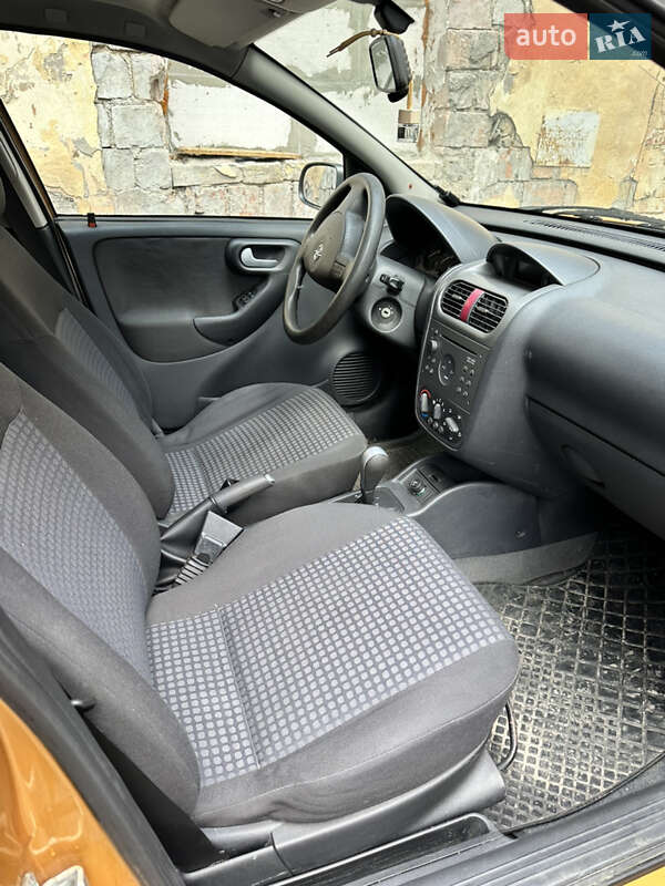 Хэтчбек Opel Corsa 2004 в Киеве
