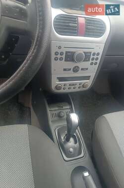 Хетчбек Opel Corsa 2005 в 