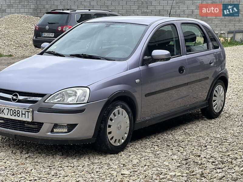 Хэтчбек Opel Corsa 2005 в 