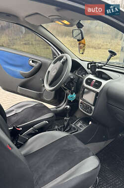 Хетчбек Opel Corsa 2003 в 