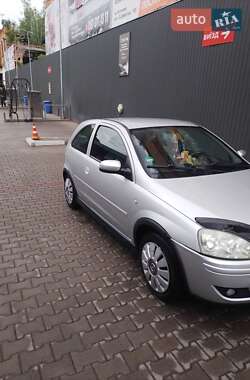 Хэтчбек Opel Corsa 2005 в 