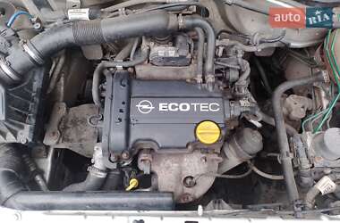 Хэтчбек Opel Corsa 2005 в 