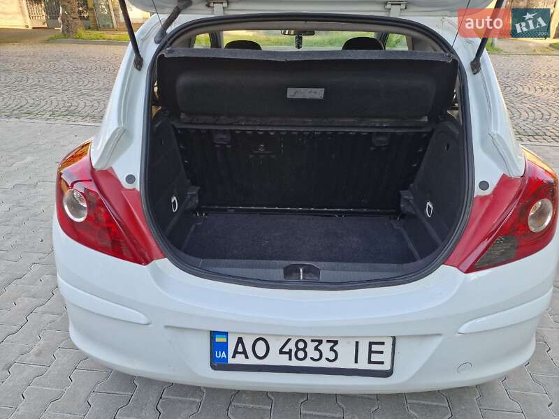 Хэтчбек Opel Corsa 2011 в Мукачево