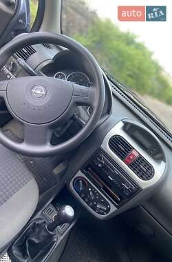 Хэтчбек Opel Corsa 2003 в 