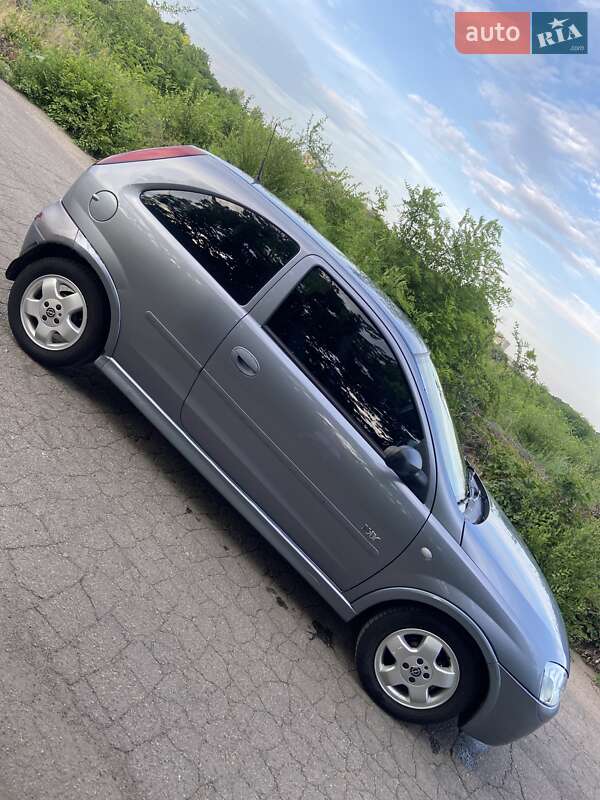 Хэтчбек Opel Corsa 2003 в Желтых Водах