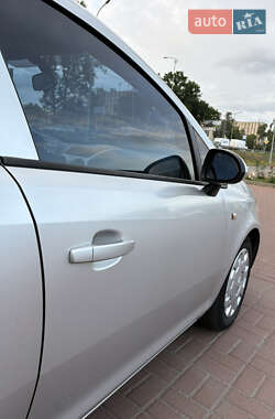 Хэтчбек Opel Corsa 2009 в 