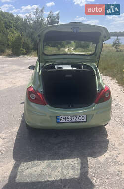 Хэтчбек Opel Corsa 2010 в 