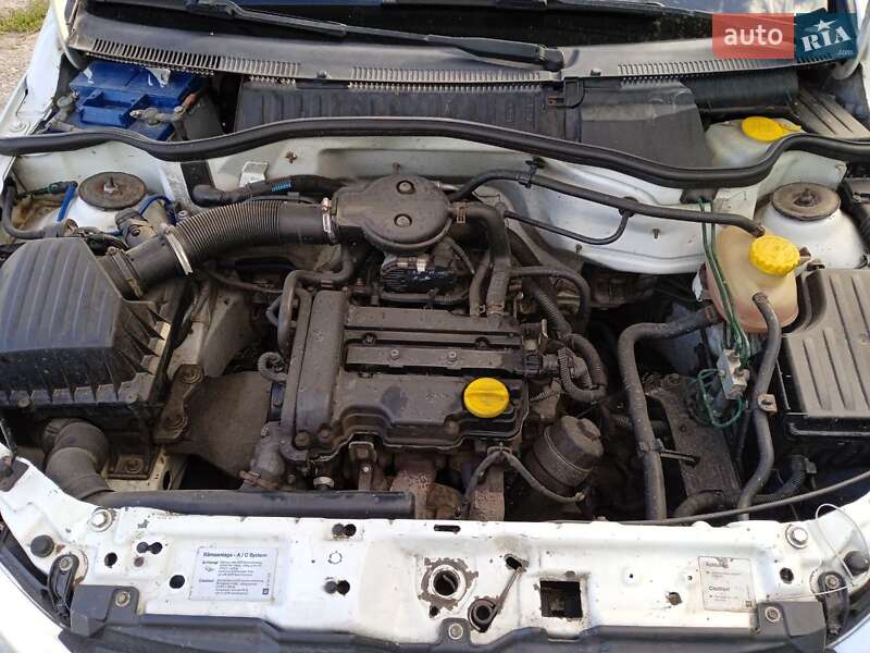 Хэтчбек Opel Corsa 2002 в Семеновке