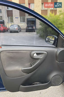 Хэтчбек Opel Corsa 2003 в 