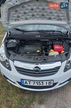 Хэтчбек Opel Corsa 2010 в 