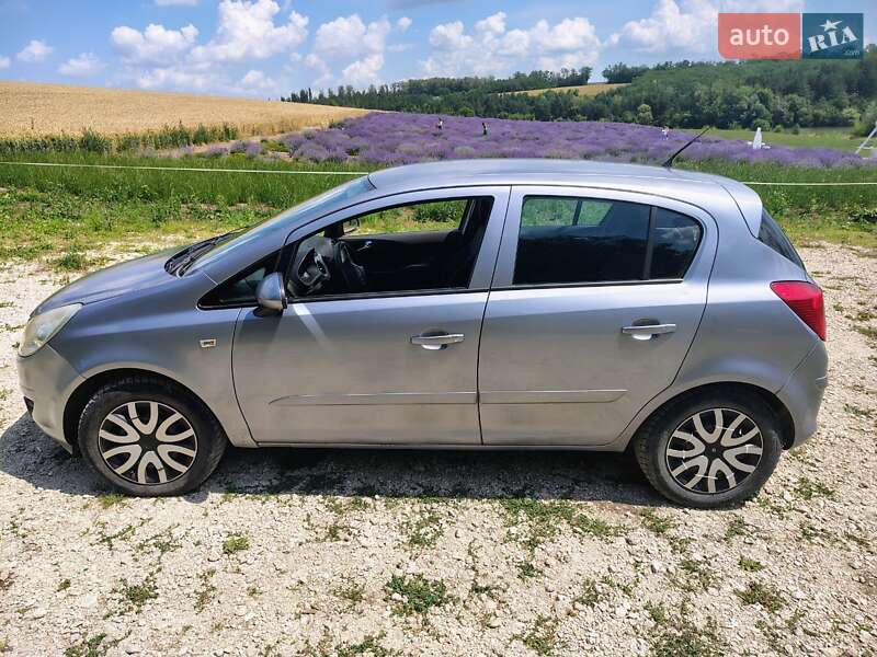 Хэтчбек Opel Corsa 2007 в Городке