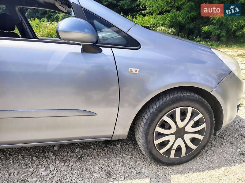 Хэтчбек Opel Corsa 2007 в Городке