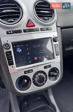 Хэтчбек Opel Corsa 2009 в 