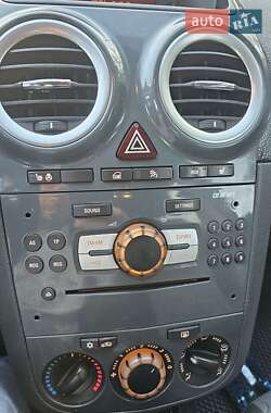 Хэтчбек Opel Corsa 2011 в 