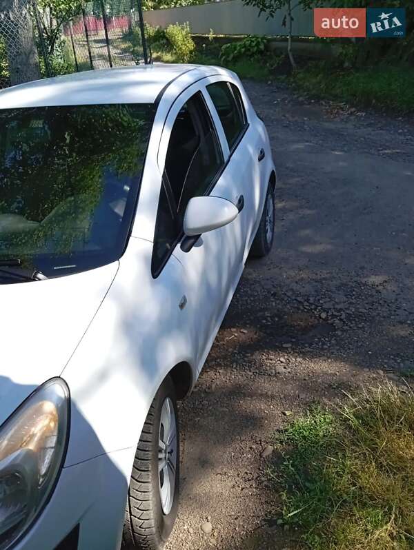 Хэтчбек Opel Corsa 2011 в Заставной