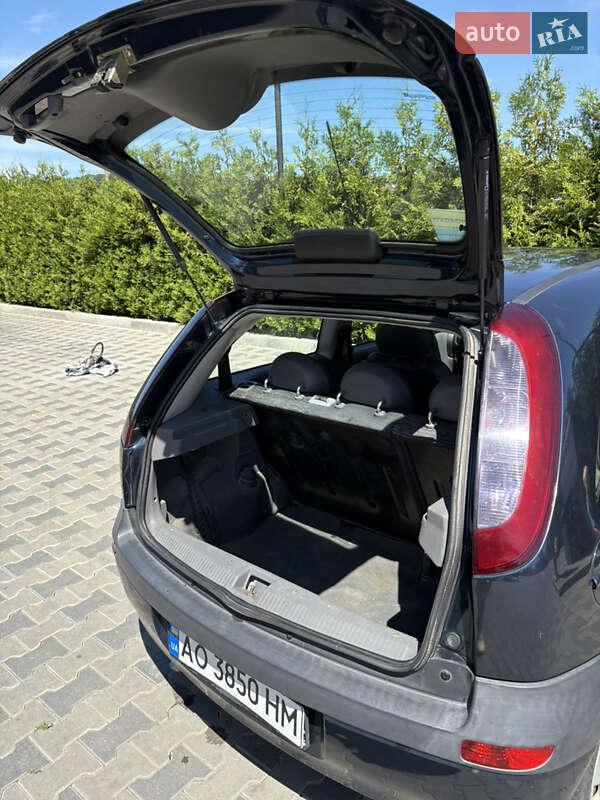 Хетчбек Opel Corsa 2001 в Іршаві