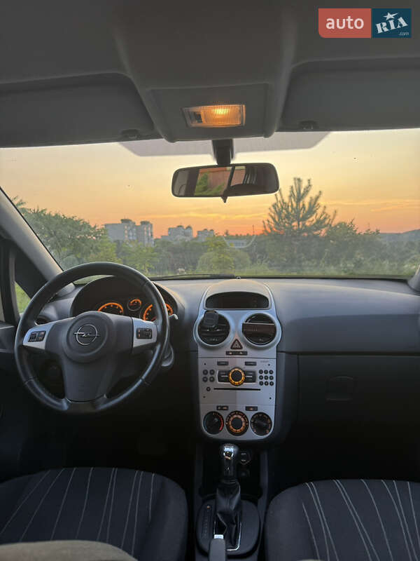 Хэтчбек Opel Corsa 2009 в Львове