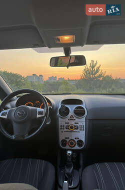 Хэтчбек Opel Corsa 2009 в 