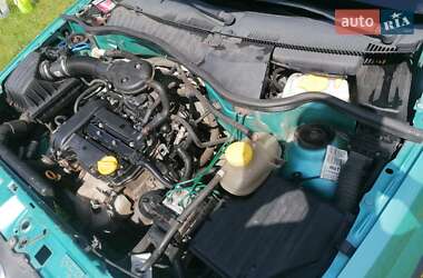 Хэтчбек Opel Corsa 2002 в 