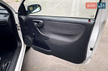 Хэтчбек Opel Corsa 2003 в 