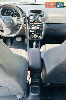 Хэтчбек Opel Corsa 2010 в 