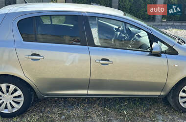 Хэтчбек Opel Corsa 2010 в 