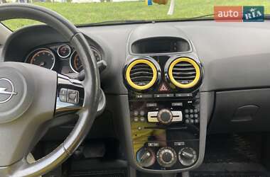 Хэтчбек Opel Corsa 2010 в 