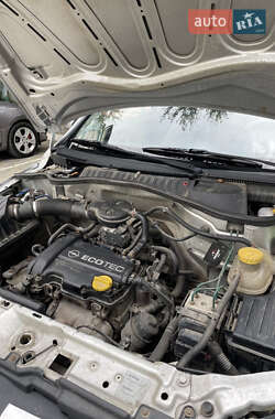 Хэтчбек Opel Corsa 2002 в 