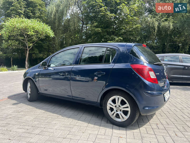 Хэтчбек Opel Corsa 2011 в Дрогобыче