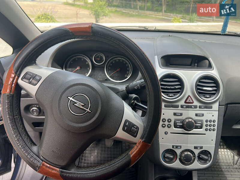 Хэтчбек Opel Corsa 2011 в Дрогобыче