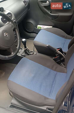 Хэтчбек Opel Corsa 2004 в 