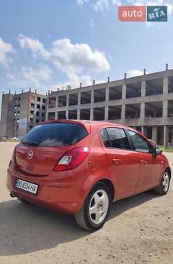 Хэтчбек Opel Corsa 2011 в 