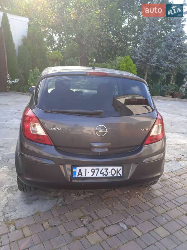 Хэтчбек Opel Corsa 2010 в Иванковичах