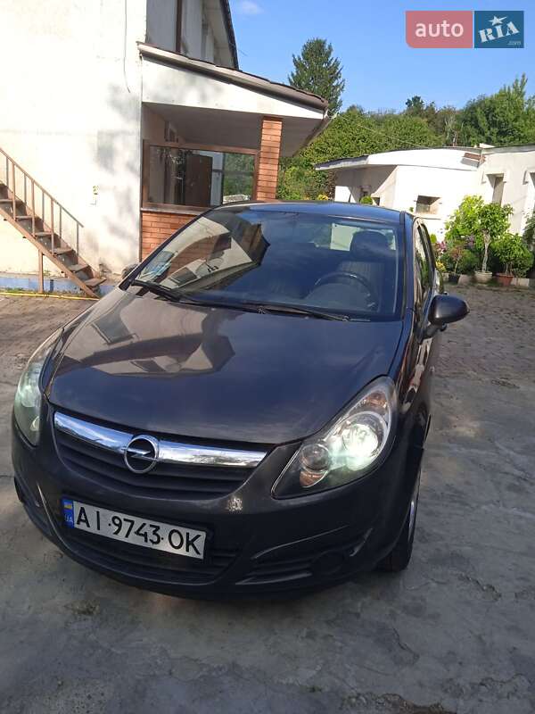 Хэтчбек Opel Corsa 2010 в Иванковичах