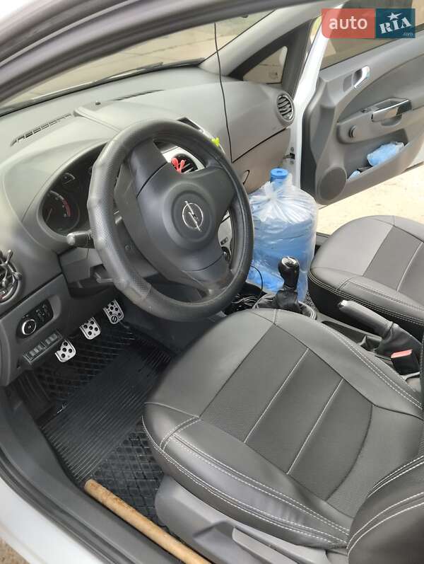 Хэтчбек Opel Corsa 2012 в Кривом Роге