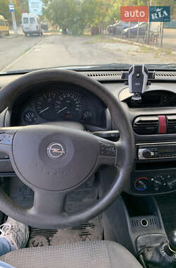 Хэтчбек Opel Corsa 2004 в 