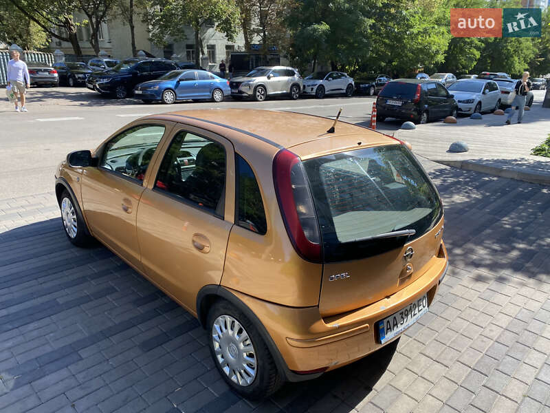 Хэтчбек Opel Corsa 2004 в Киеве